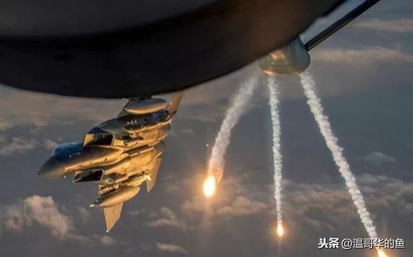 很多人好奇飛機(jī)在空中是怎么加油的，聊聊空中加油細(xì)節(jié)