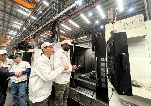 近距離體驗中國智能制造！廣東機(jī)電職院組織來華留學(xué)生開展“感知中國”社會實踐