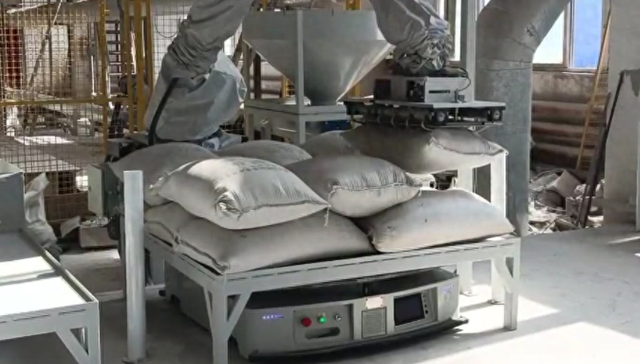 還在擔(dān)心貨物掉落？AGV搬運(yùn)車用穩(wěn)穩(wěn)一招，讓你高枕無(wú)憂！