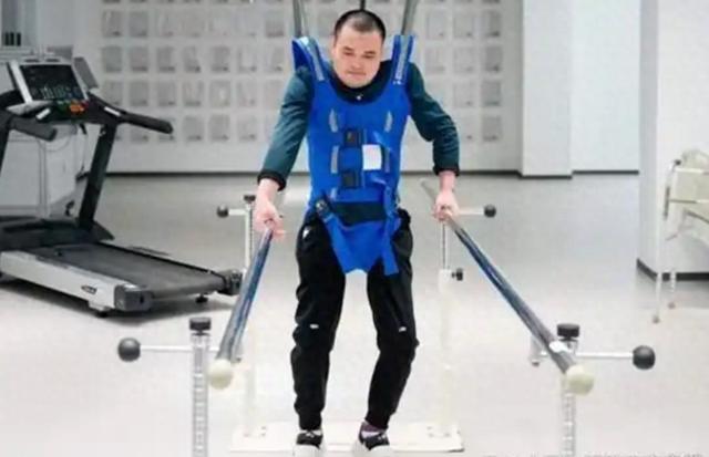 AI新技術(shù)讓截癱患者“動(dòng)起來”，但專家稱距離“站立行走”還很遠(yuǎn)
