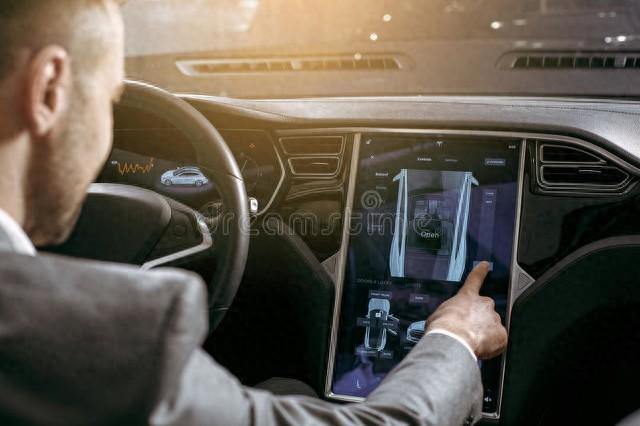 智能駕駛卷瘋了！華為、蔚來(lái)、小鵬自動(dòng)駕駛實(shí)測(cè)PK，誰(shuí)更強(qiáng)？