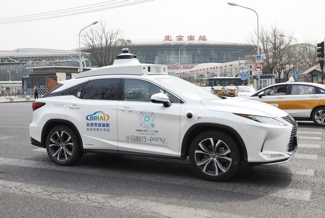 記者體驗|自動駕駛“出租車”開進(jìn)三環(huán)內(nèi)，復(fù)雜路況也能駕輕就熟