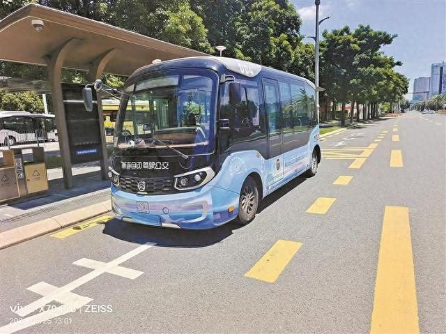 我市首批4條自動(dòng)駕駛公交線路實(shí)現(xiàn)常規(guī)化運(yùn)營 “AI公交”加快走進(jìn)深圳城市生活